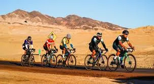 Ciclista pedalando em estrada de terra no Deserto do Atacama