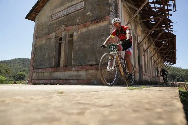 Ciclistas alinhados na largada do Iron Biker Brasil em Mariana