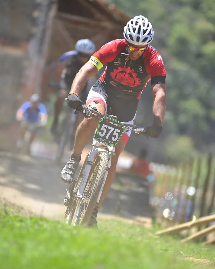 Pódio do Iron Biker Brasil com os vencedores comemorando